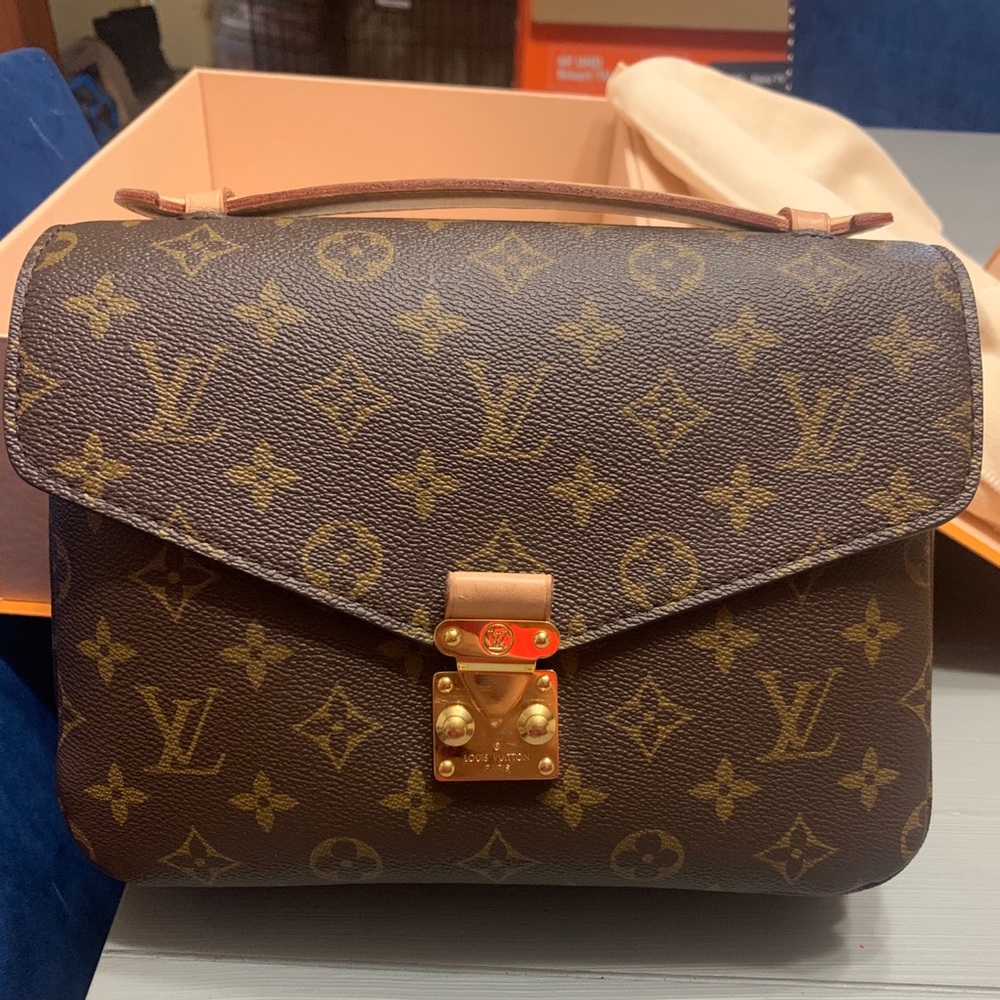 Pochette Mettis Louis Vuitton